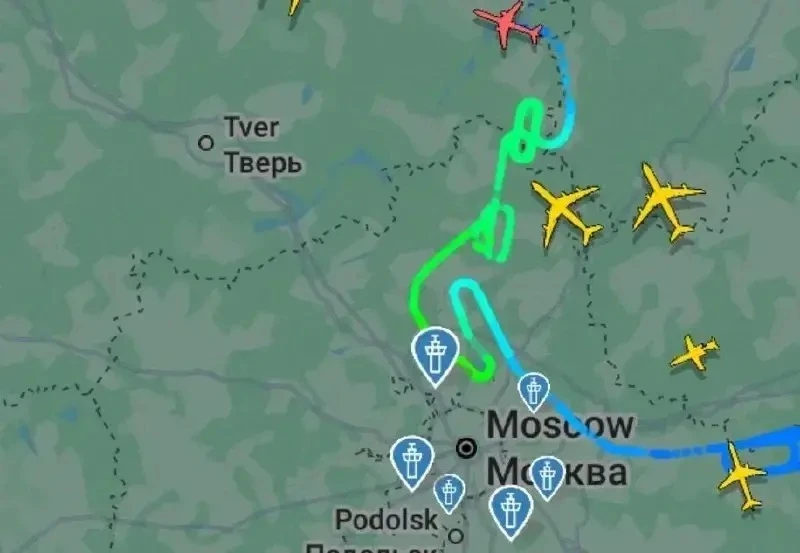 ⚡️⚡️Путин не может приземлится в Москве из-за массовой атаки БПЛА.