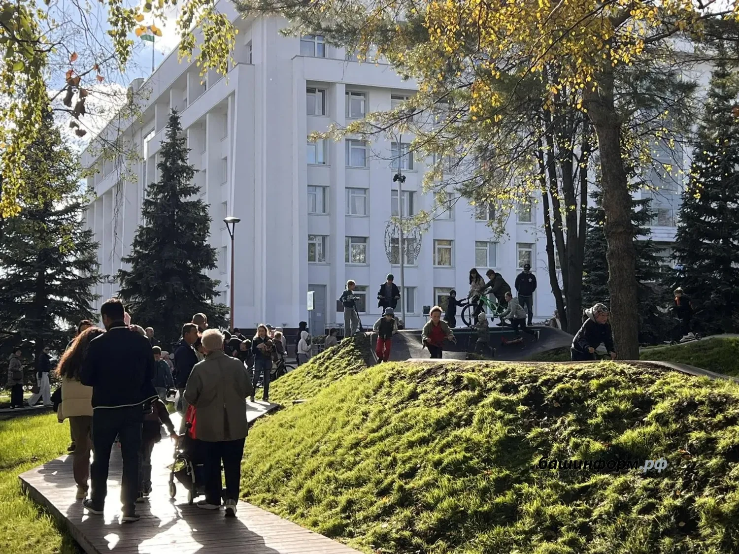 В День Республики обновлённый парк имени Ленина в Уфе был переполнен
