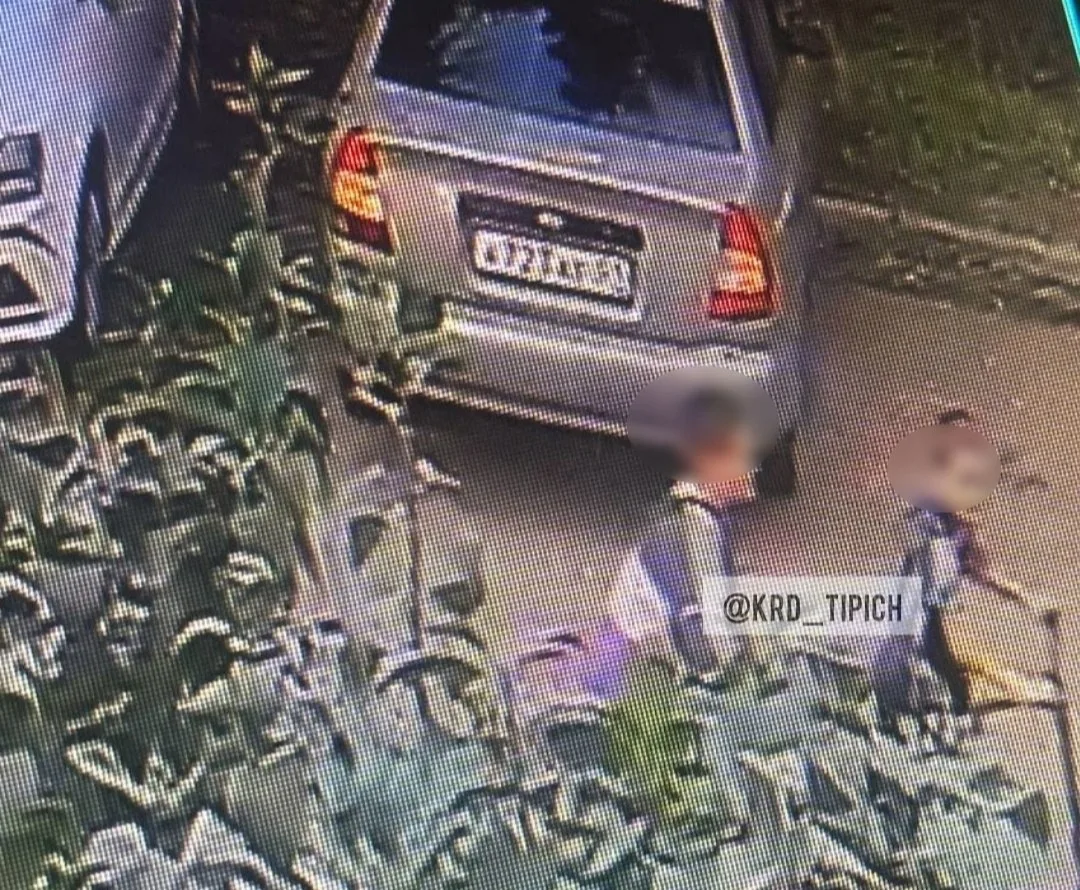 Юные самокатчики повредили легковушку: владелица ищет родителей!