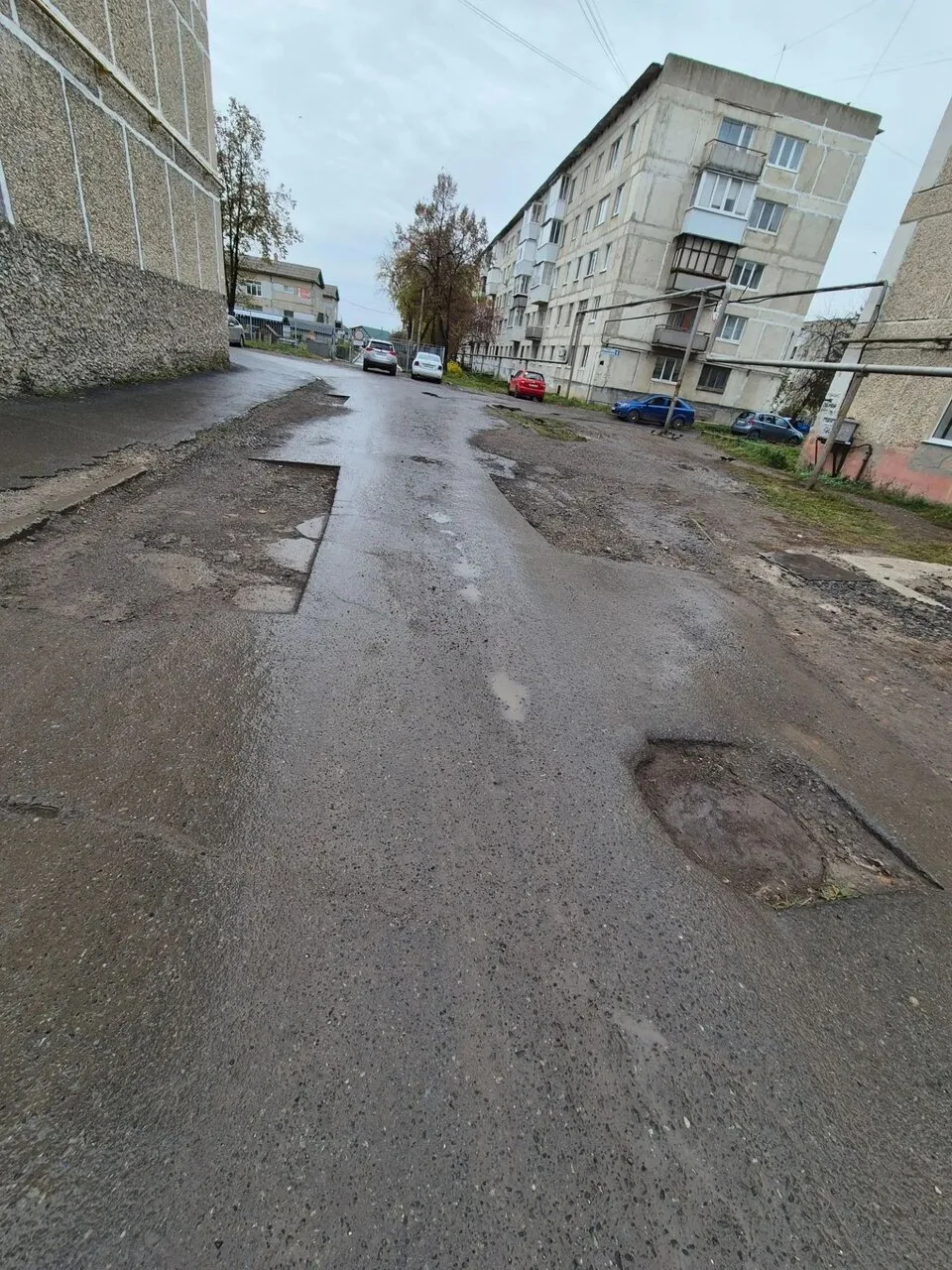 На протяжении нескольких месяцев люди возят детей в детский сад по такой дороге. Сняли ...