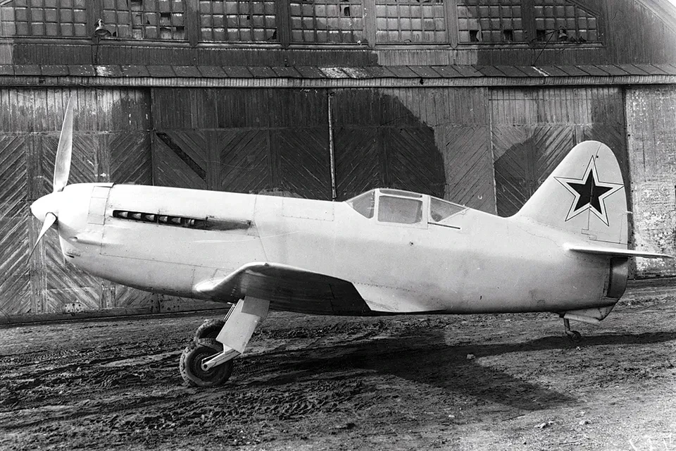 9 октября 1947 года состоялся первый полёт серийного истребителя И‑250 (с/н 3810102). Э...