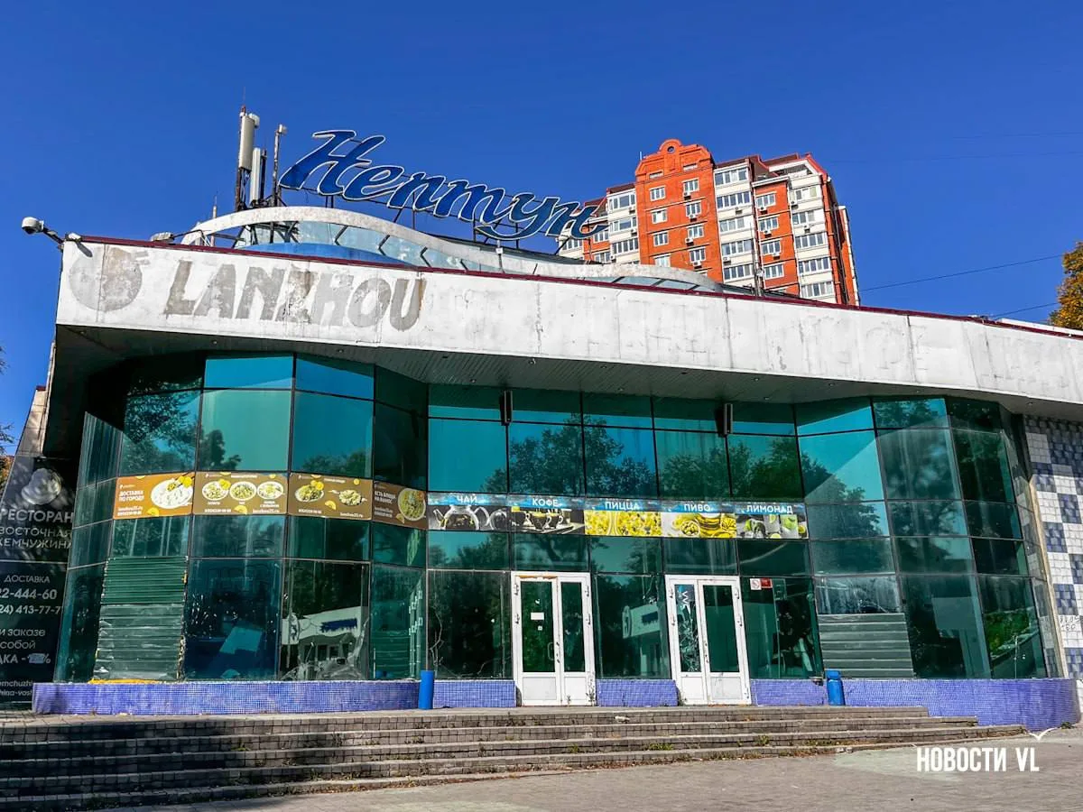 🏚️😡 Отобрали у бывшего мэра Владивостока — теперь разваливается: вандалы громят кинот...