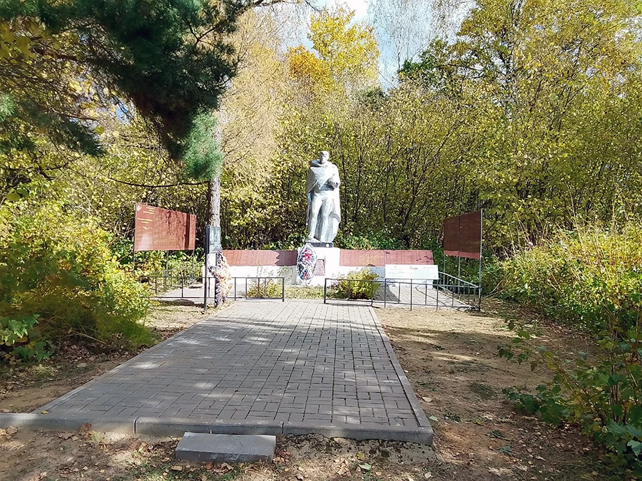 📸 Величнинские школьники благоустроили воинский мемориал​