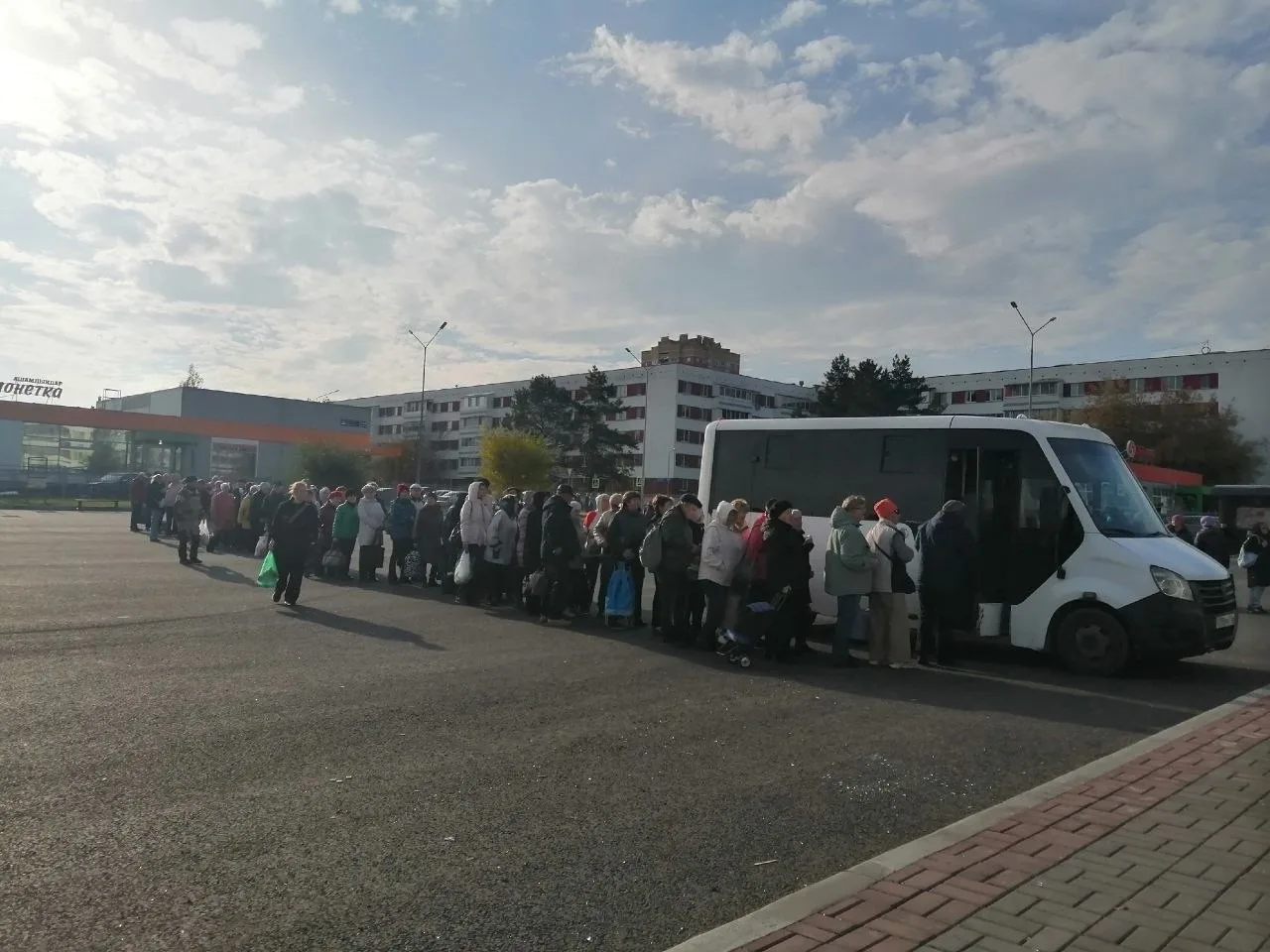 Смешно. В Снт Бриз автобус прислали  типа газель. Газель явно переполнена)))   Дизелист...