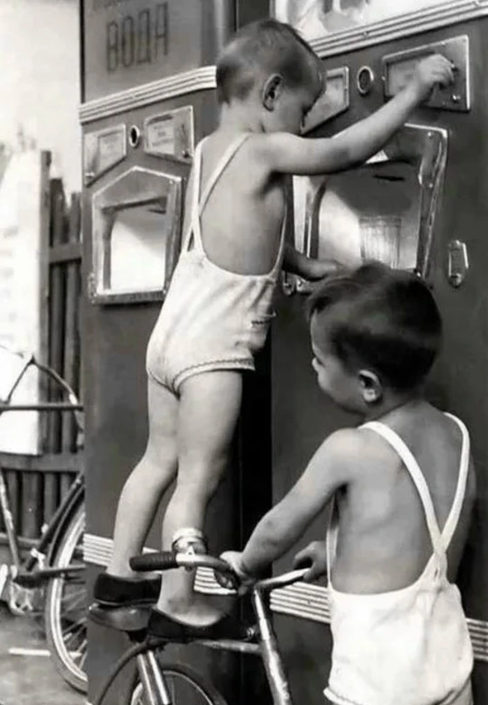 В Москве 1960-х годов можно было увидеть автоматы, продававшие газированную воду. За од...