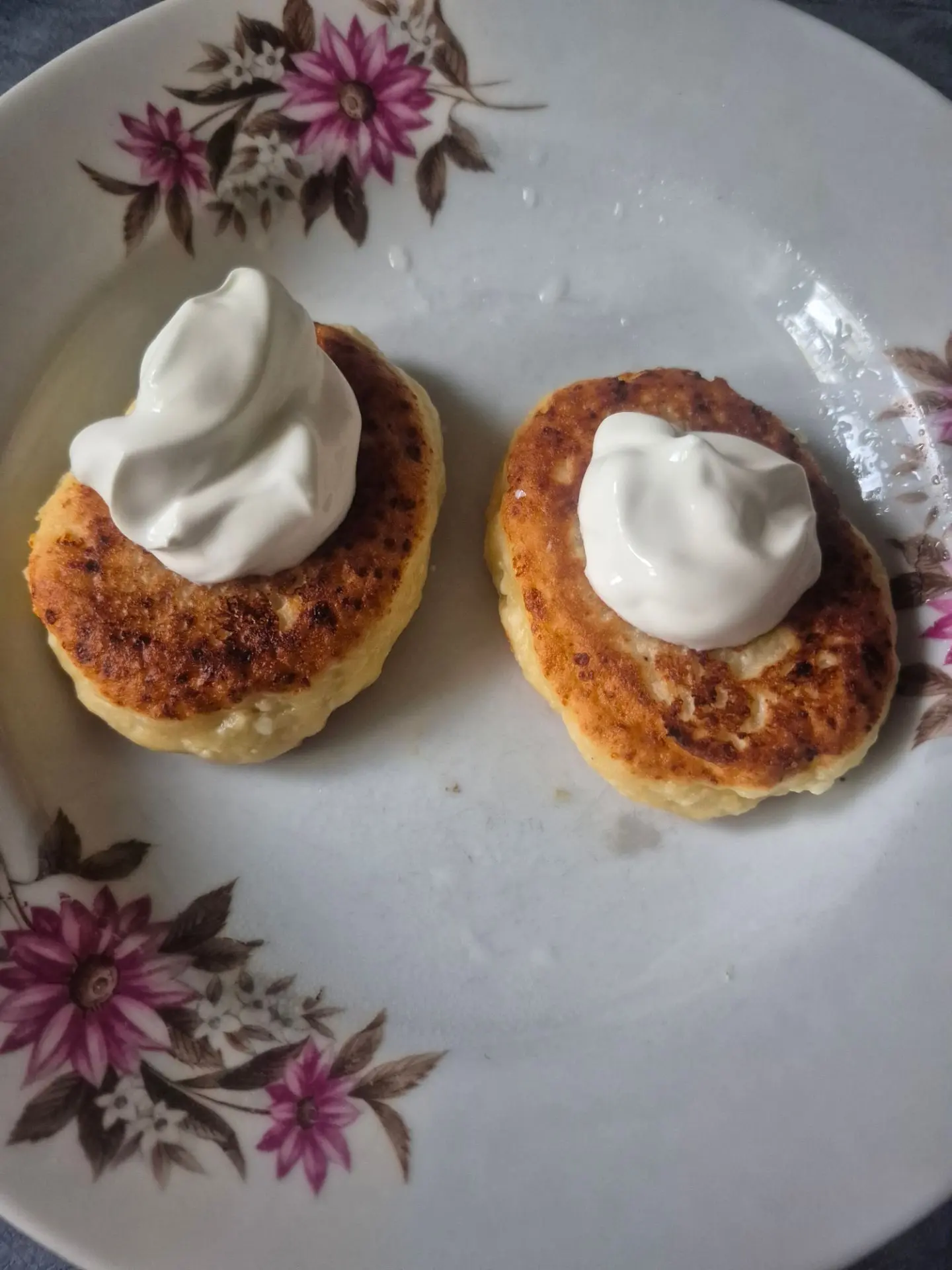 На перекус  была мамины сырнички)))