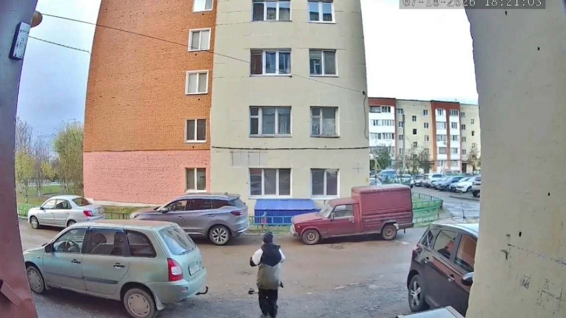 Здравствуйте! 07.10.2026 в 18.21 по адресу Зиннура Зарипова, д. 1, с 8 подъезда украли ...