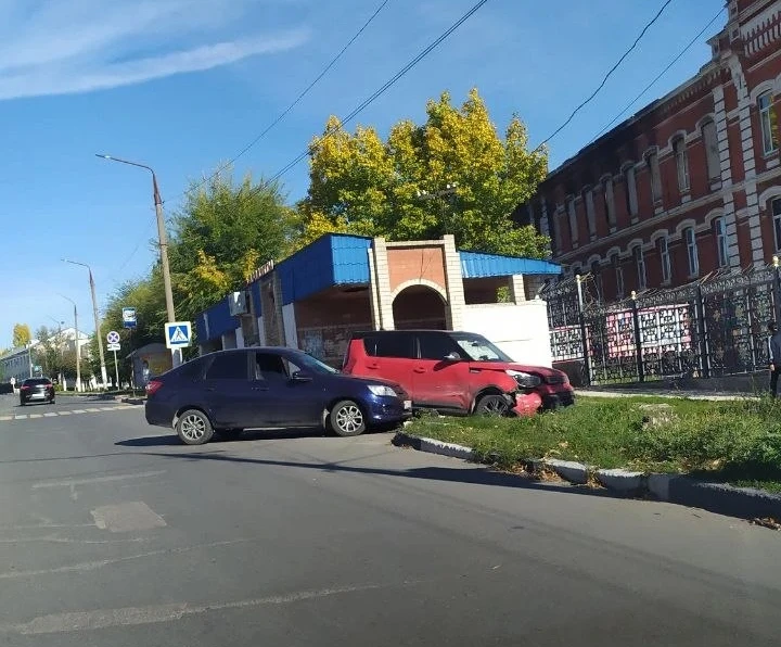 ⚠️ В Вольске автомобили после ДТП вылетели к автобусной остановке