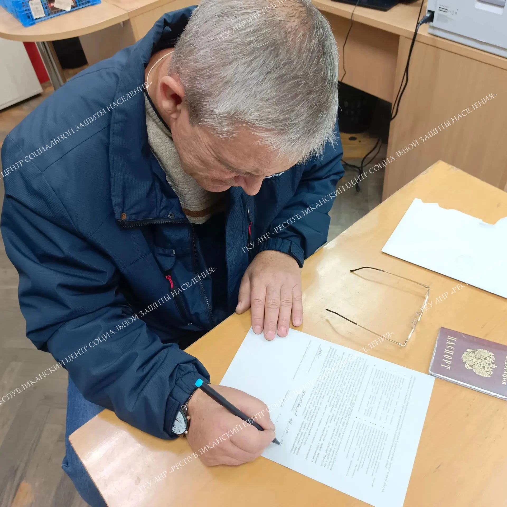Филиал № 10 ГКУ ЛНР «РЦСЗН» в Антрацитовском муниципальном округе продолжает работу по ...