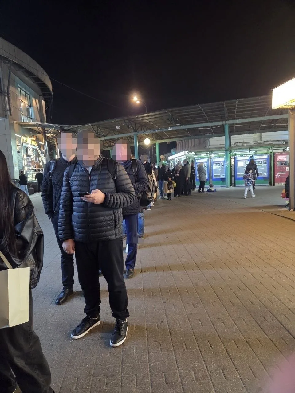 Добрый вечер! Конец рабочего дня, час пик, приехали электрички. Очередь огромная и наби...