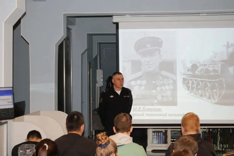 👮‍♂️Во Мценском районе сотрудники полиции провели для студентов патриотическое меропри...