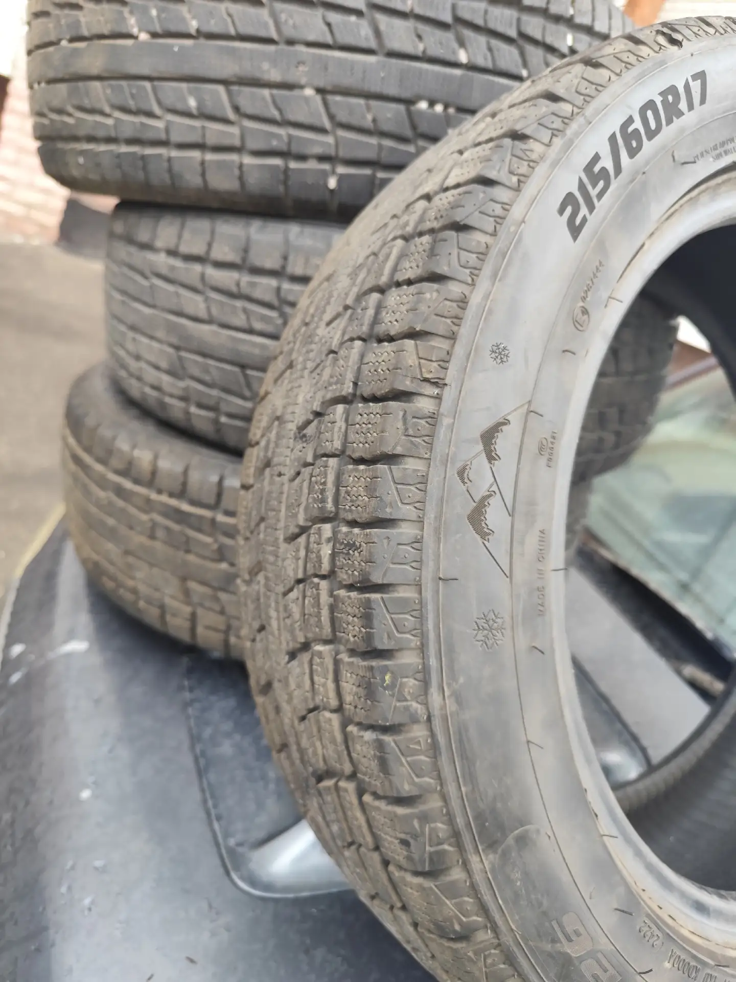Продам комплект зимней резины,не шипованная 215/60/r17,в отличном состоянии без грыж,бе...