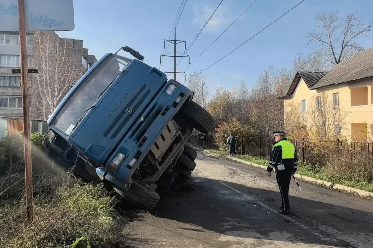 🚛 В Нижнем Тагиле дорога провалилась под КАМАЗом с асфальтом.