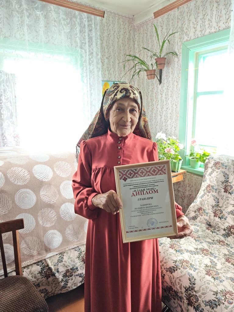По-прежнему выходит на сцену так, что хочется аплодировать стоя. И по-прежнему покоряет...