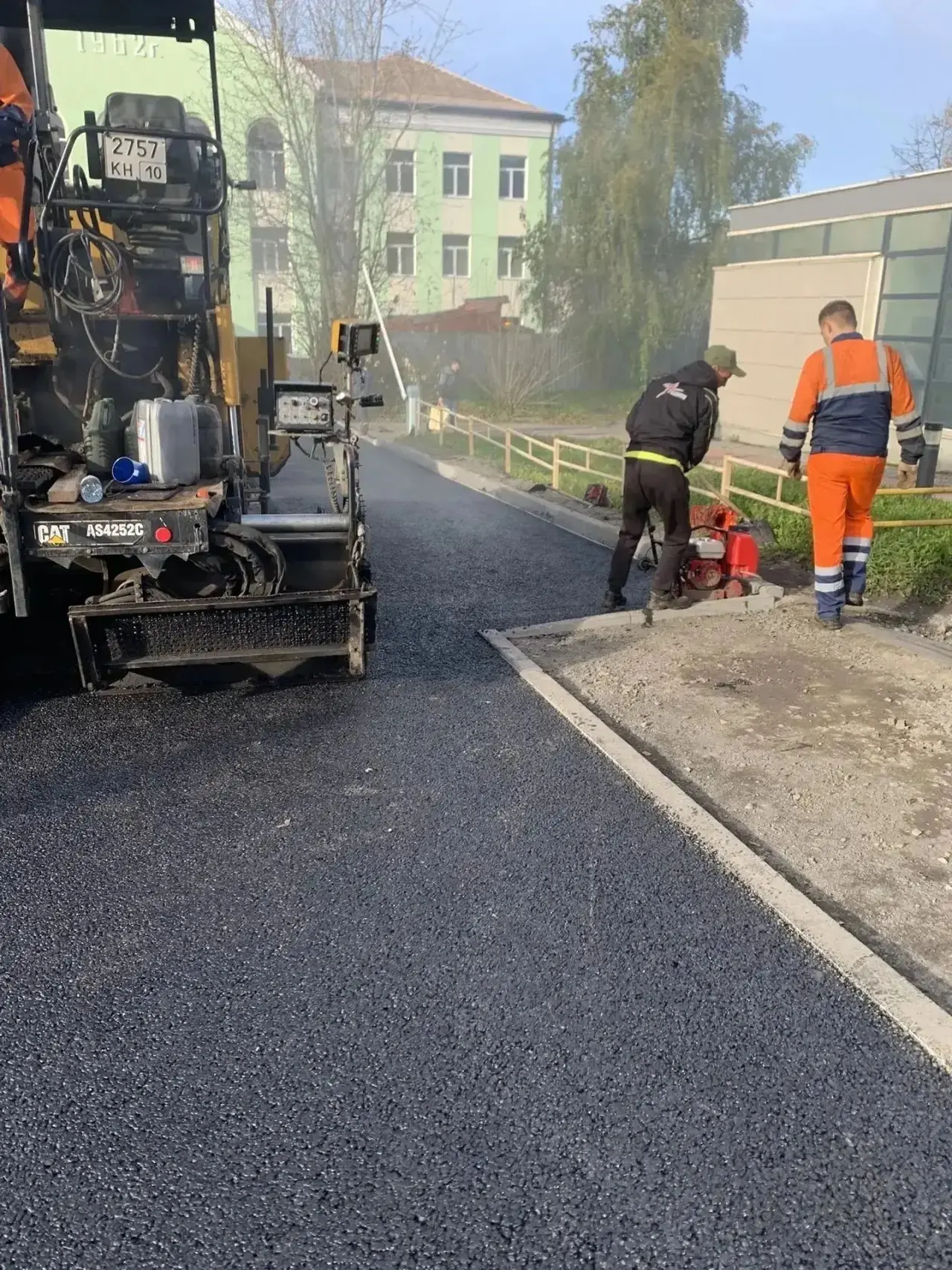 Заасфальтировали подъезд к Дому молодёжи 🛣️