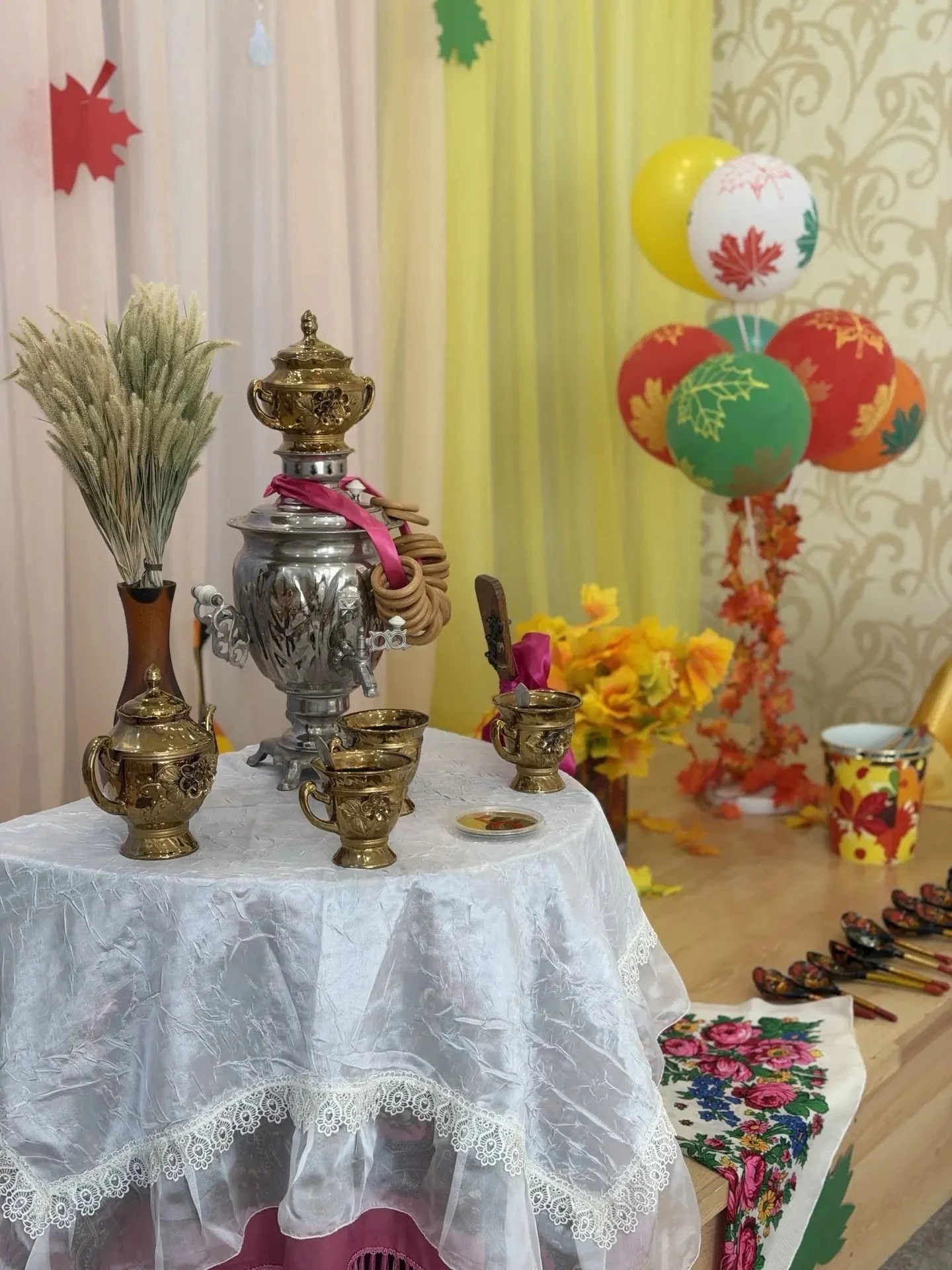 Приглашает щедрая осень,