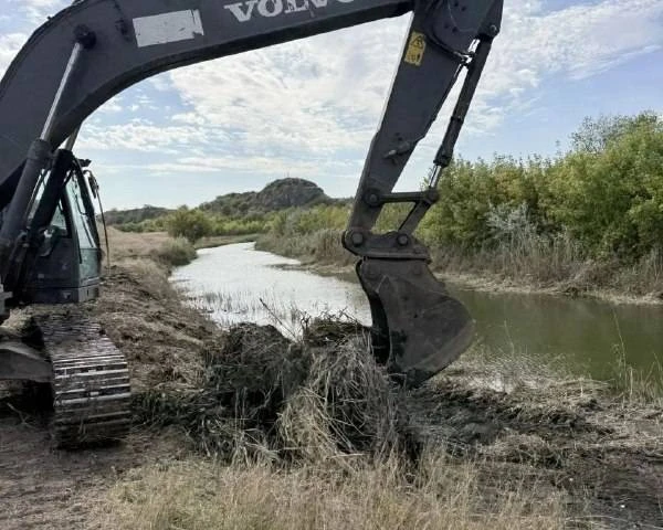 К югу от Донецка завершили расчистку русла реки Кальмиус (фото)