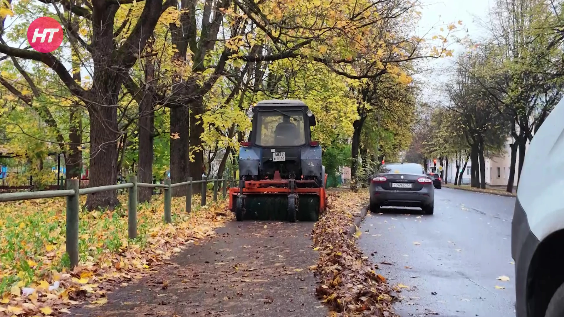 🍁 Продолжается уборка листьев на новгородский улицах