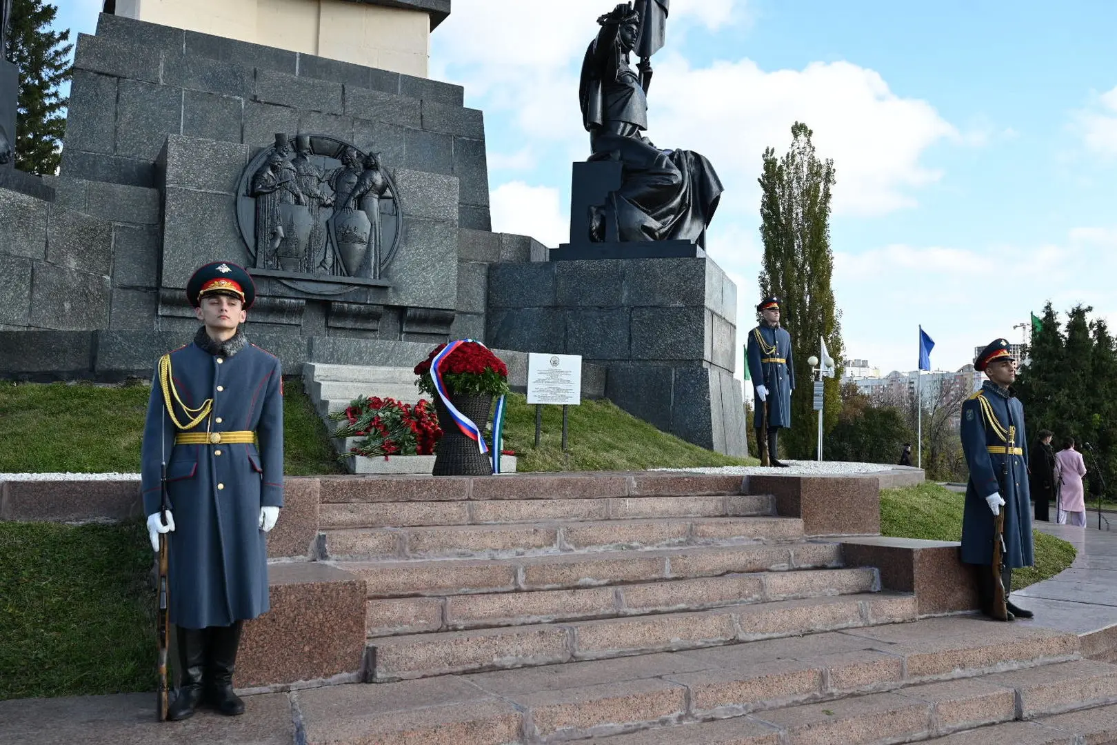 💐 В Уфе возложили цветы к двум монументам