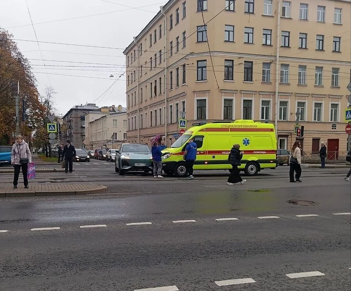 На пересечении Лиговского проспекта и Прилукской улицы во Фрунзенском районе столкнулис...