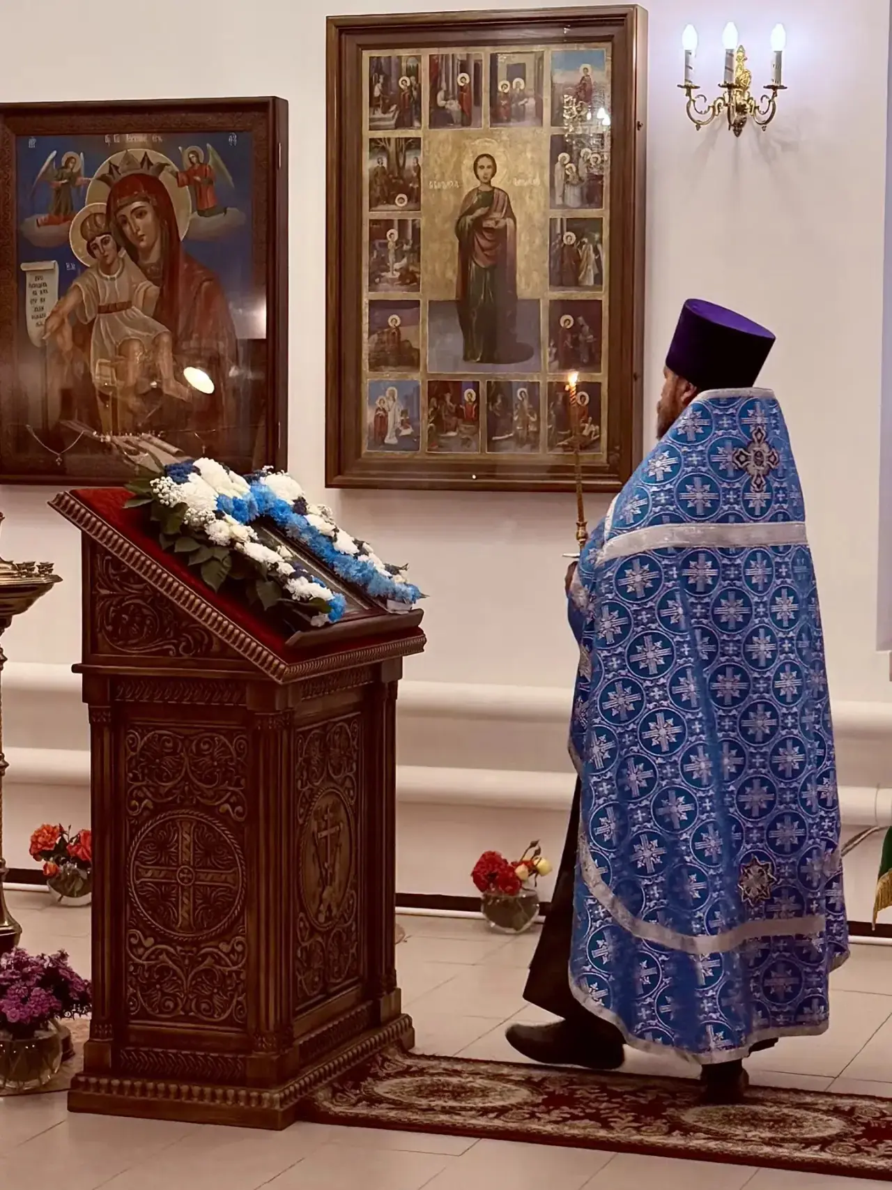 Это остается сокрытым от глаз прихожан и совершается в алтаре🙏🏻