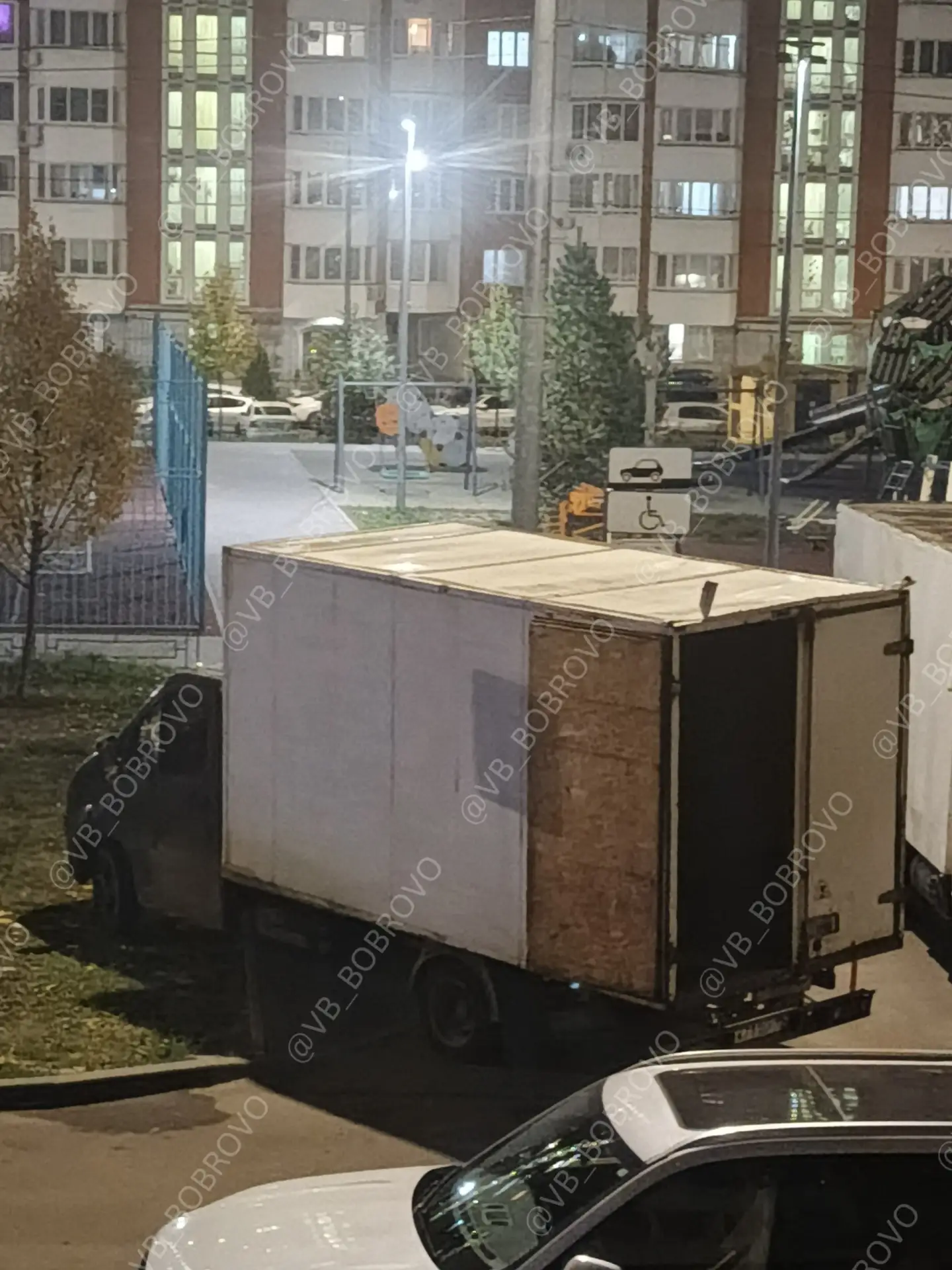 Мы боремся за газон и отсутствие народных троп, но тут прикатывают доставщики🙈