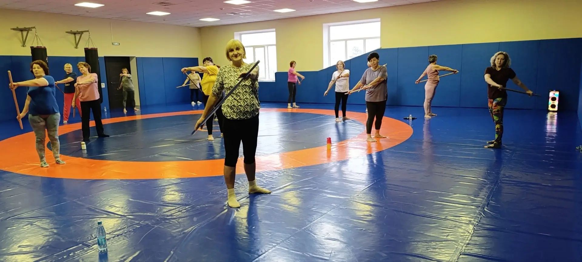 Гимнастика с палками: энергия в каждом движении! 🧘‍♀️