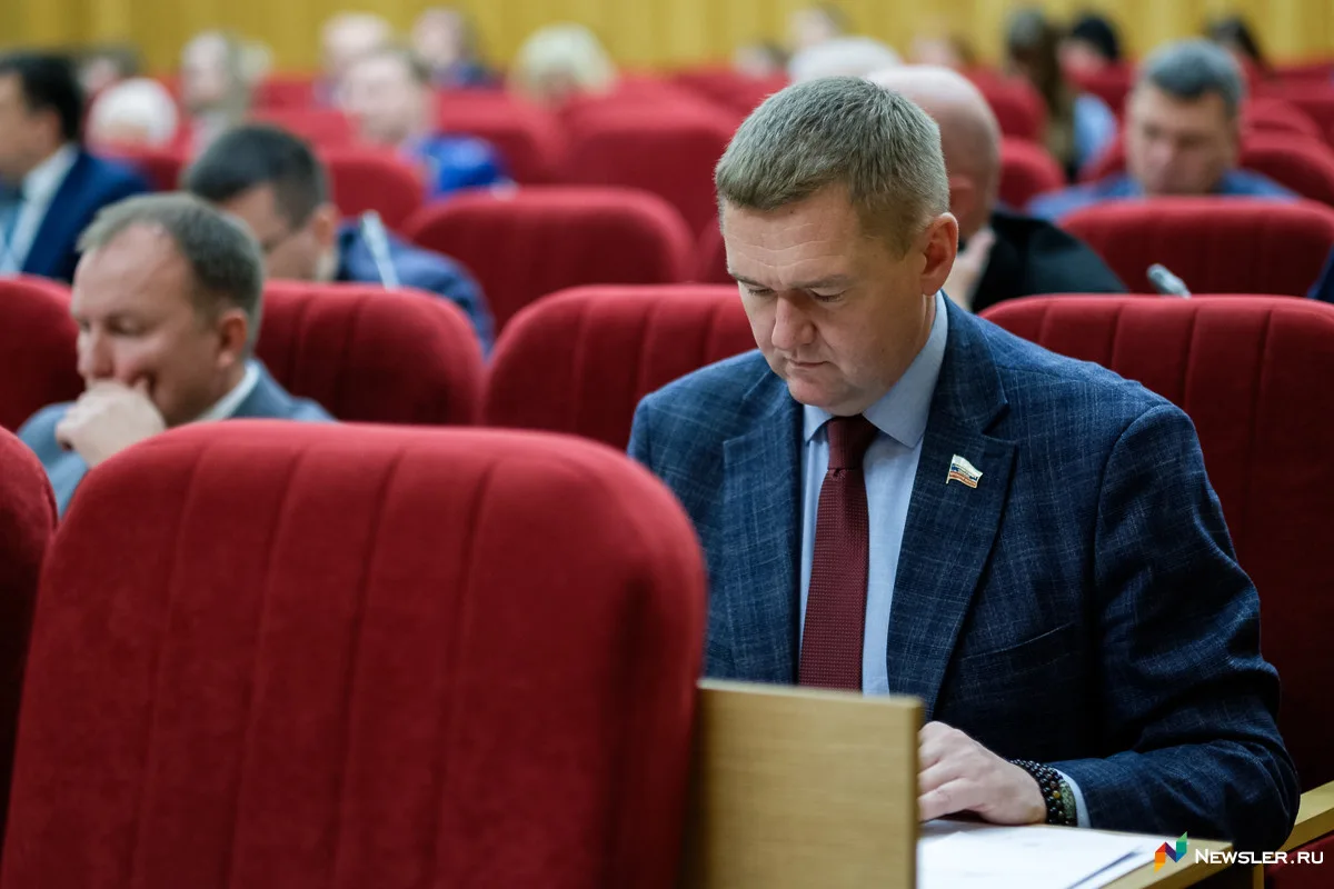 Три депутата начнут работать на профессиональной основе.