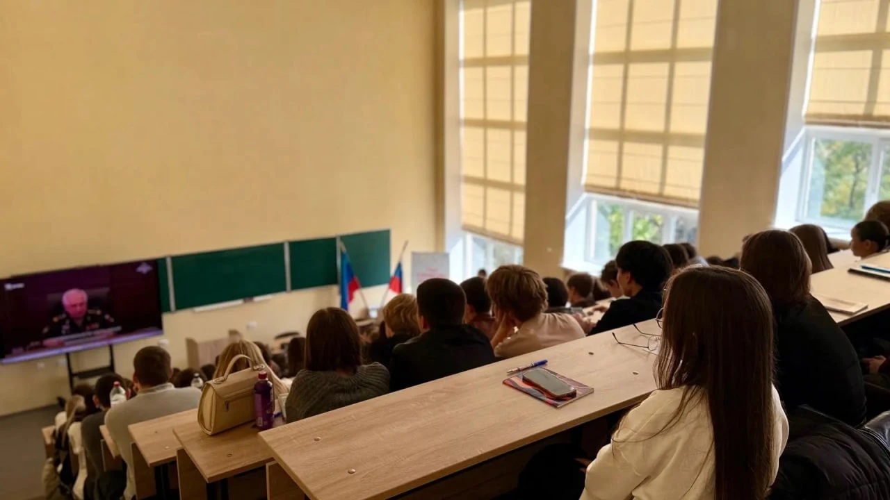 Студенты Экономического института встретились с сотрудниками пункта отбора на военную с...