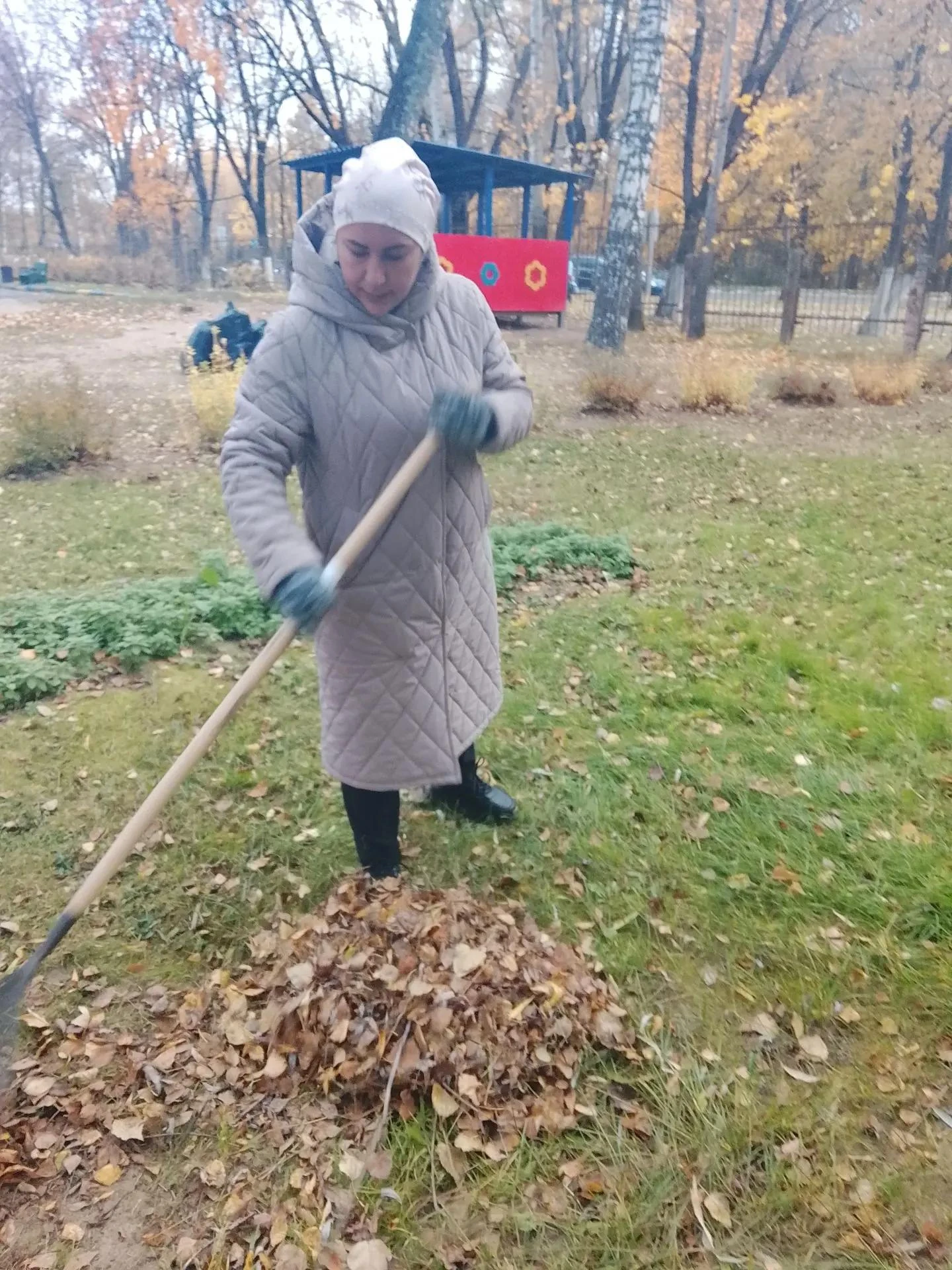 🍂 Осень — красавица, но хлопот с ней не оберёшься! Наш зелёный детский садик снова усы...