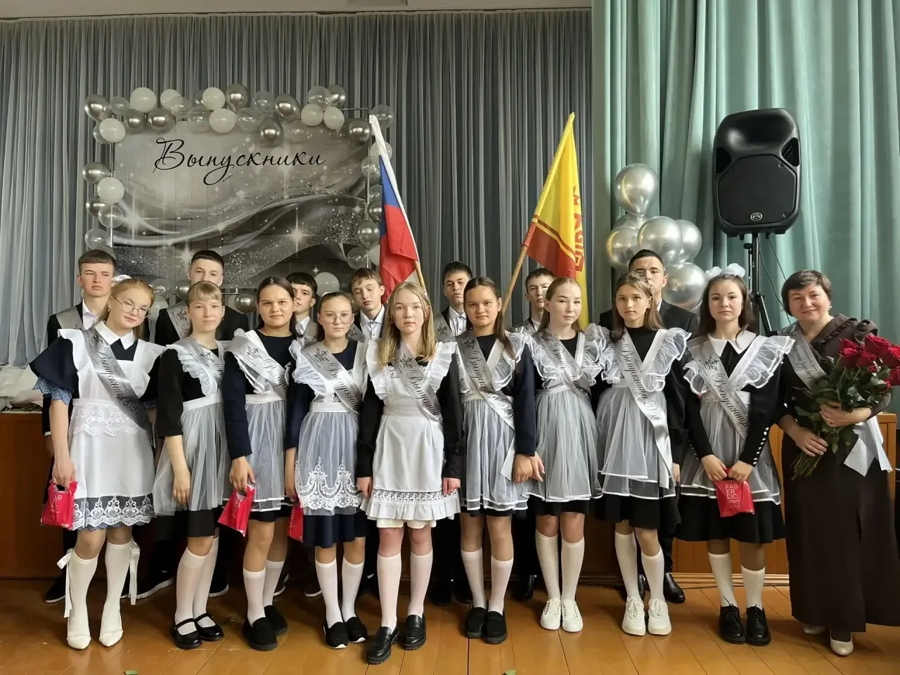 🔔 Последний звонок в МБОУ «Долгоостровская СОШ» — волнительный и радостный праздник!