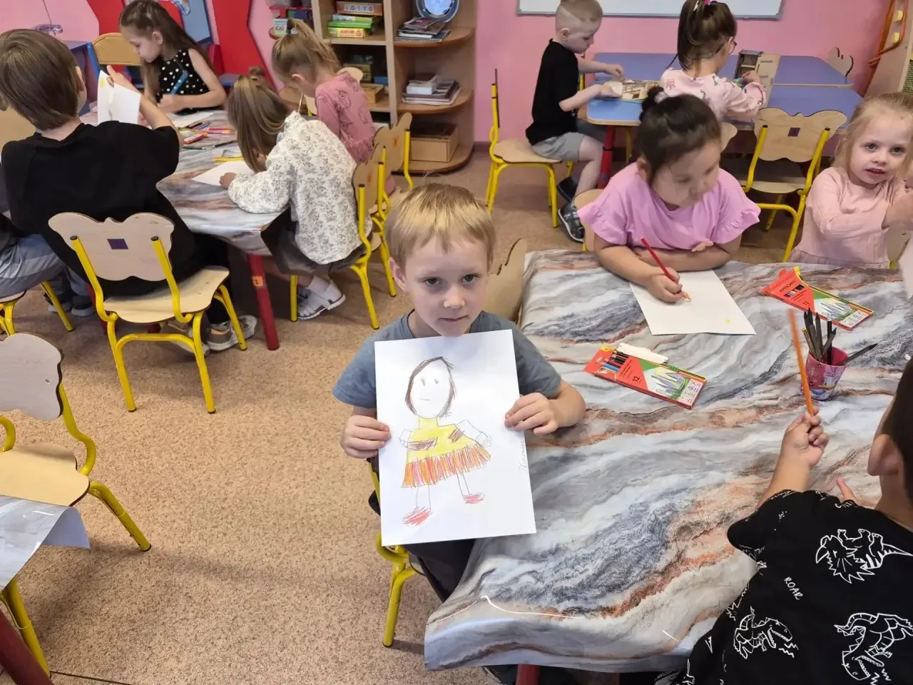 💫 В группе «Ивушки» дети рисовали  на тему «Девочка в нарядном платье». 👗