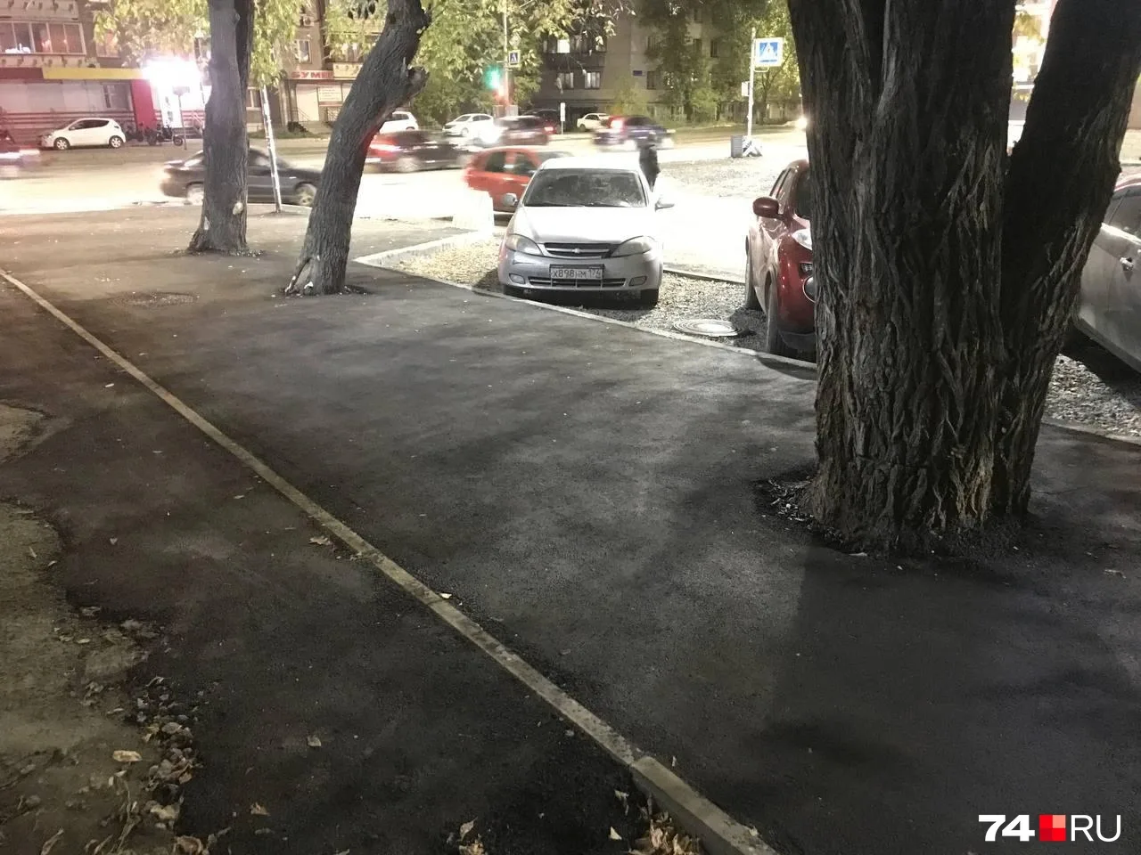 На улице Плеханова дорожники отремонтировали тротуар, закатав в асфальт корни деревьев....