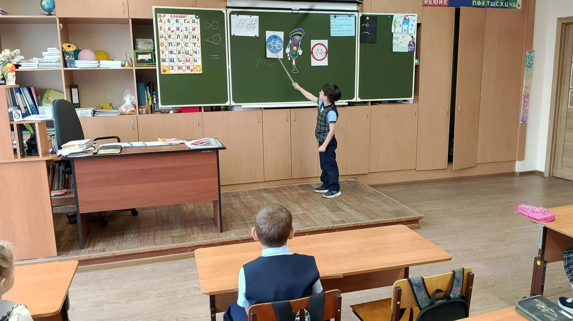 Сегодня в начальной школе прошёл классный час по ПДД. Говорили о том, что квадроцикл, м...