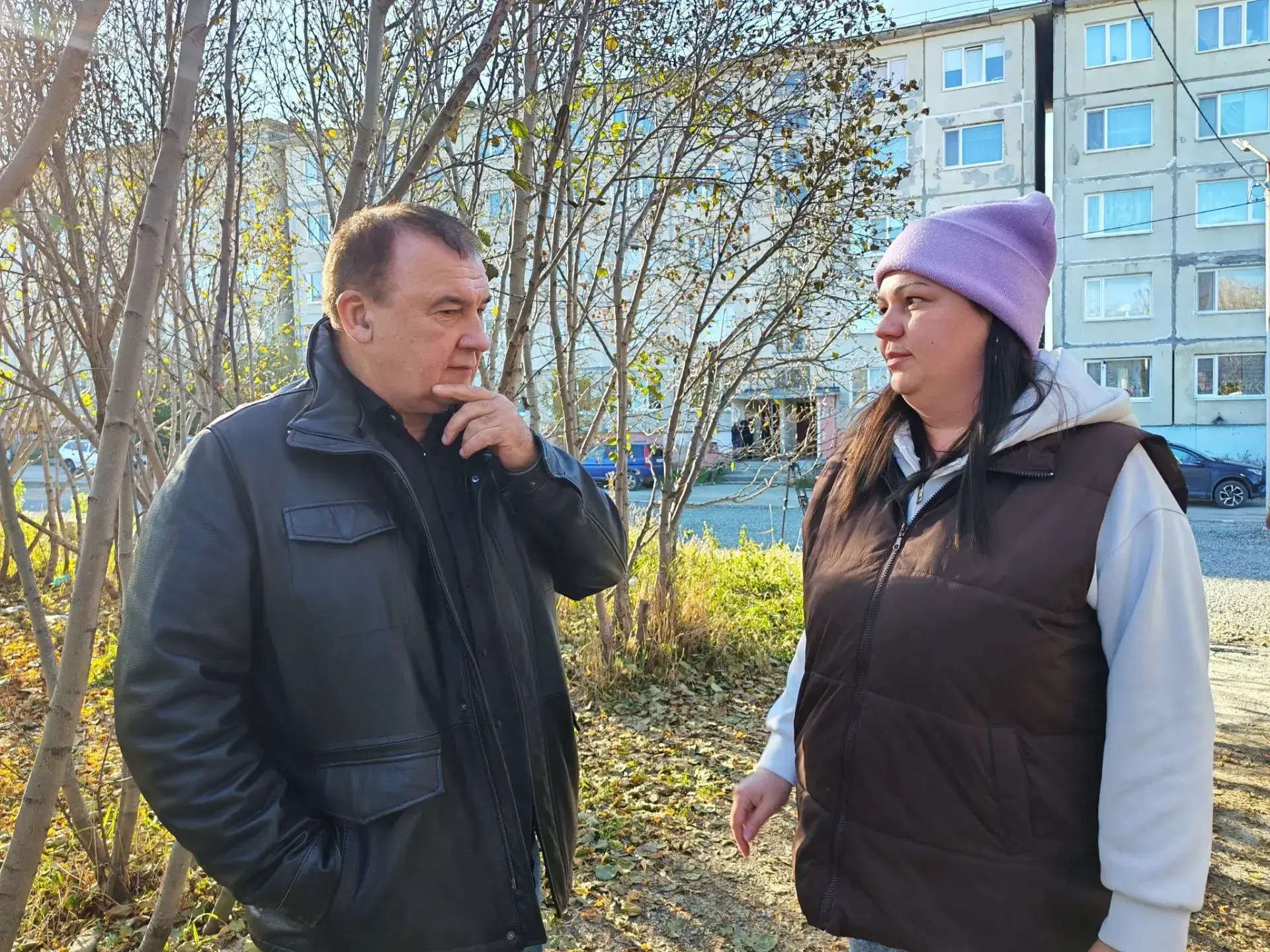 Во дворе по улице Пролетарской, 108 в Магадане организовали большую парковку