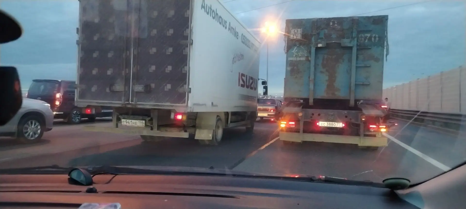 На КАД от Народной к Вантовому мосту 3 аварии с обочечниками, правый ряд занят. Будьте ...