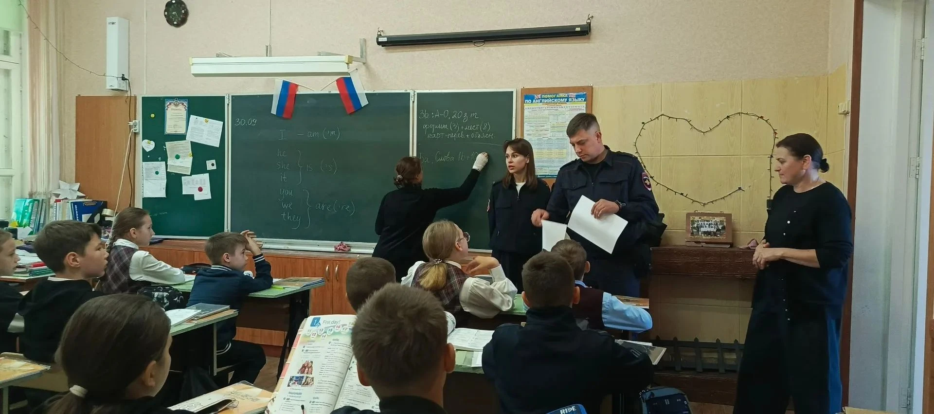 🏫В Россошанском районе полицейские провели профилактический урок для школьников
