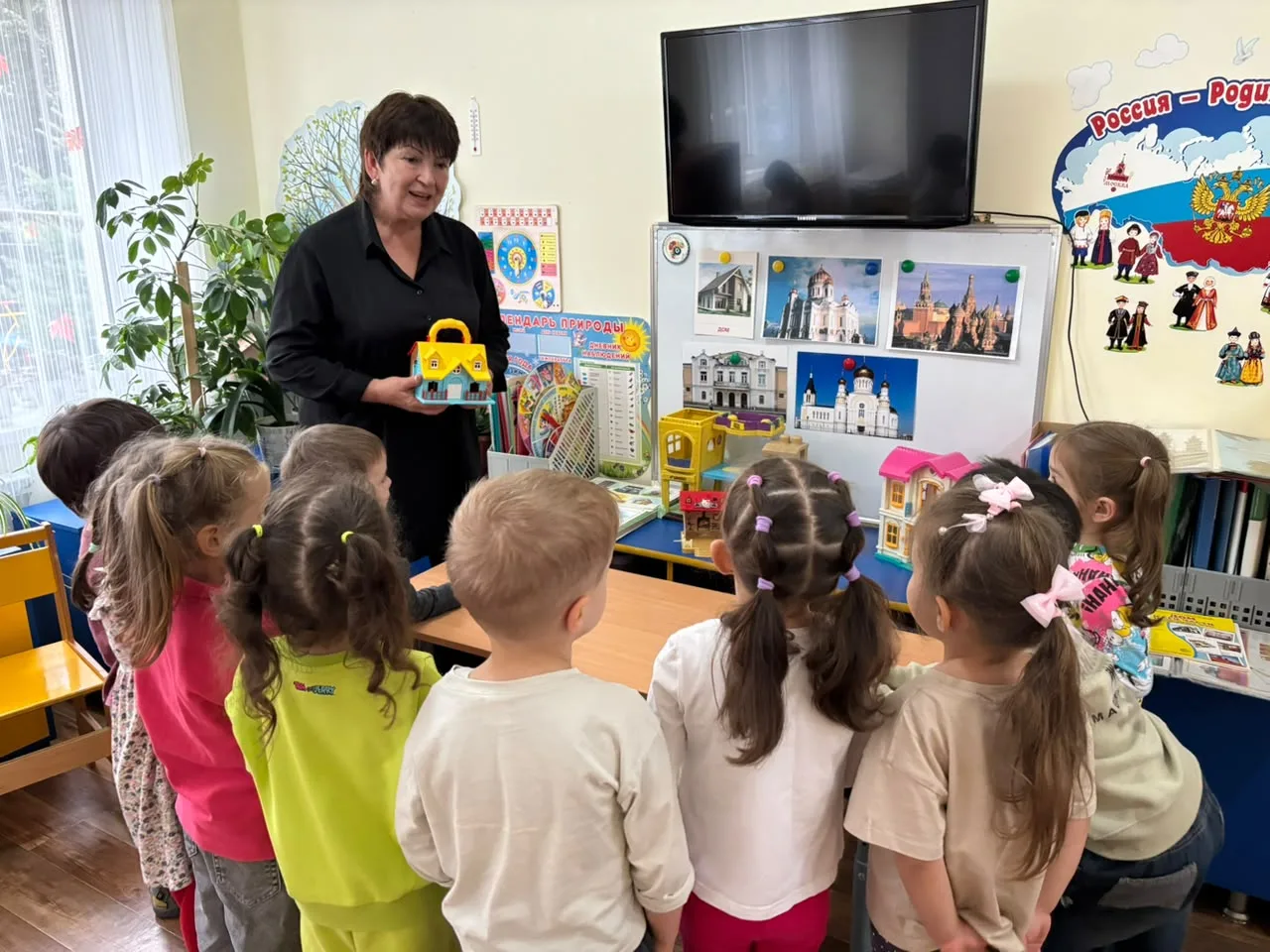 Занятие в 1 средней группе по  ,,Приобщению к искусству,, тема:
