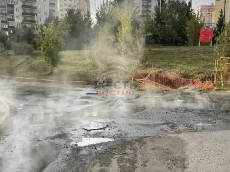 ⚡️ В Ростове бульвар Измайловский затопило кипятком: два автомобиля провалились в яму