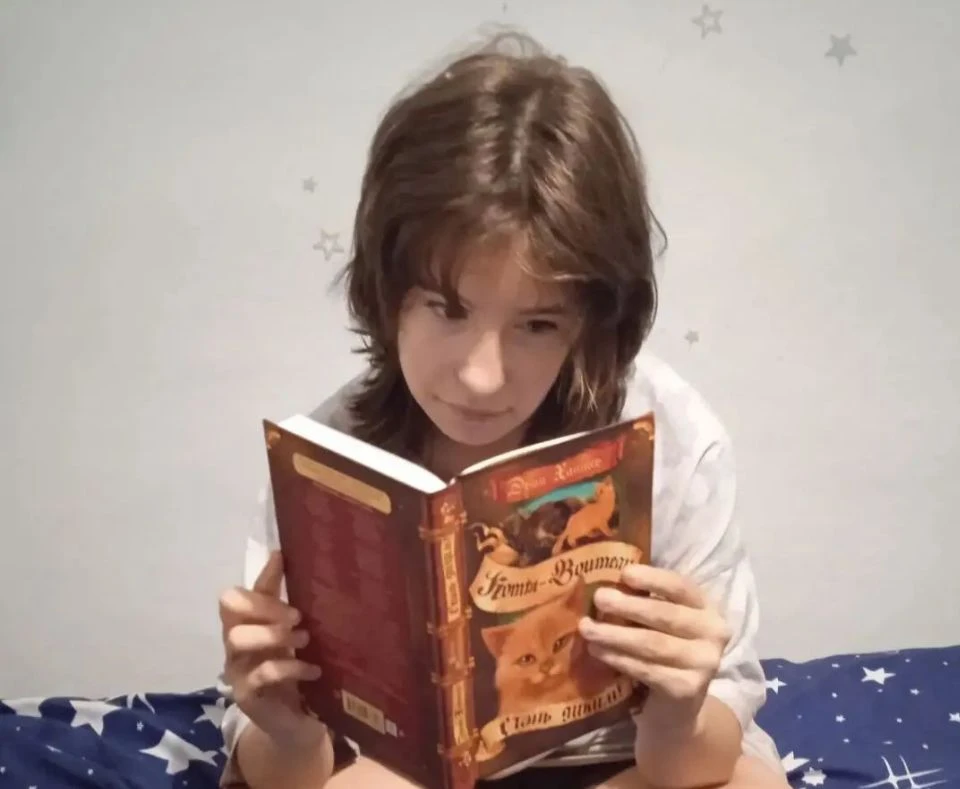 Фотоакция "Моя любимая книга". Ученица 5б класса Веряскина Мария