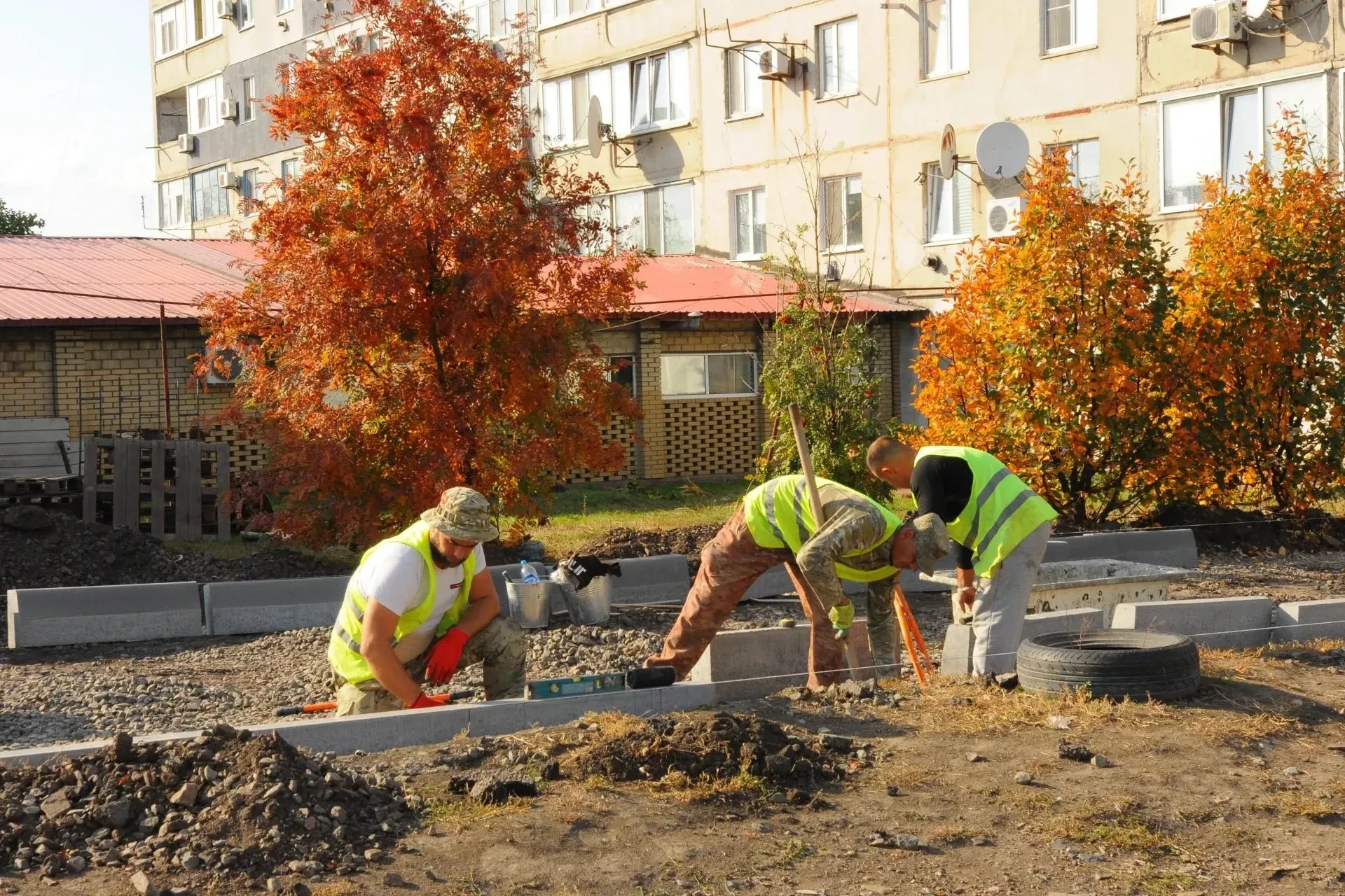 В Свердловске ЛНР по Народной программе благоустраивают сразу две придомовые территории