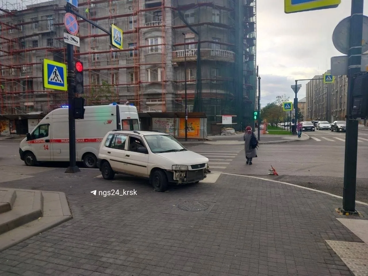 Легковушка вылетела на тротуар в центре города 🚨