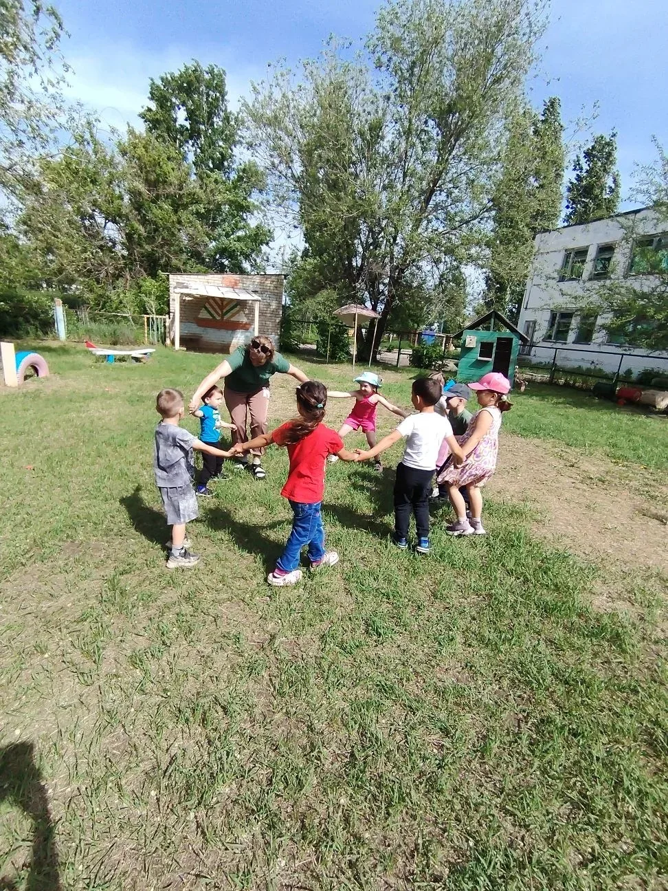 Весёлая летняя зарядка на свежем воздухе! 🌞