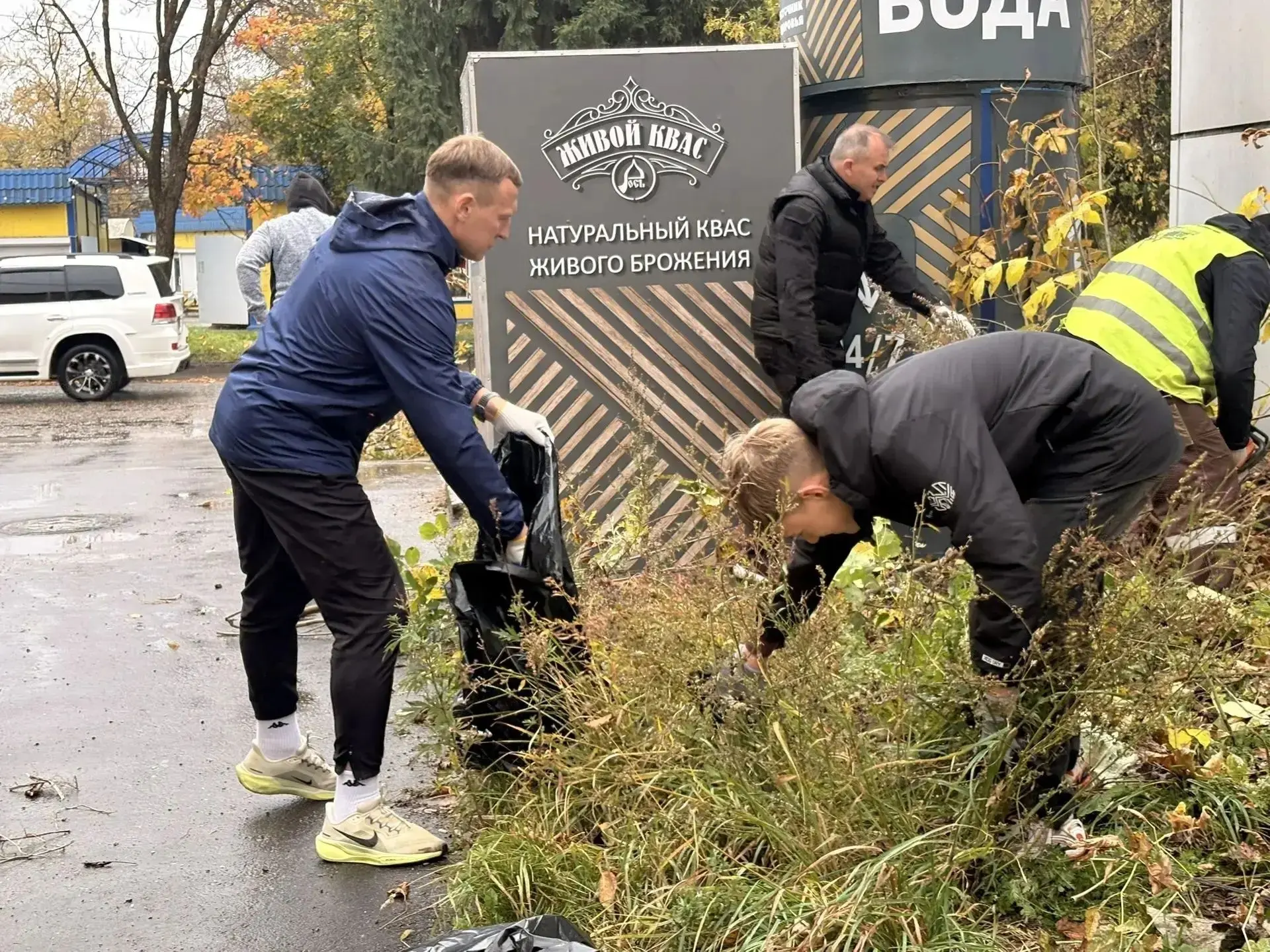 🍂 Когда глава города берёт в руки грабли — это про настоящий пример!