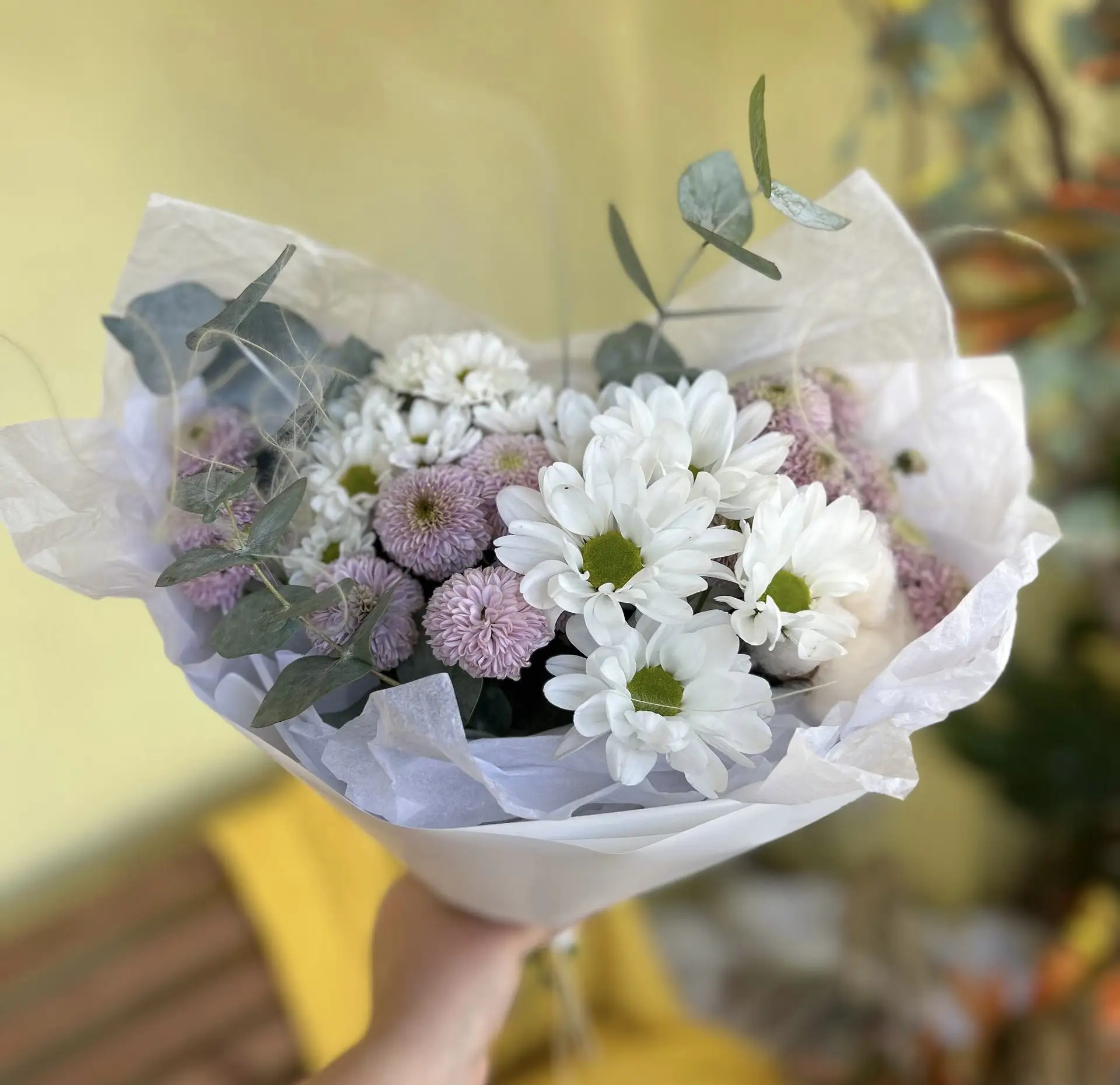 Небольшой букет из свежих цветов на рабочем столе творят чудеса 🤩