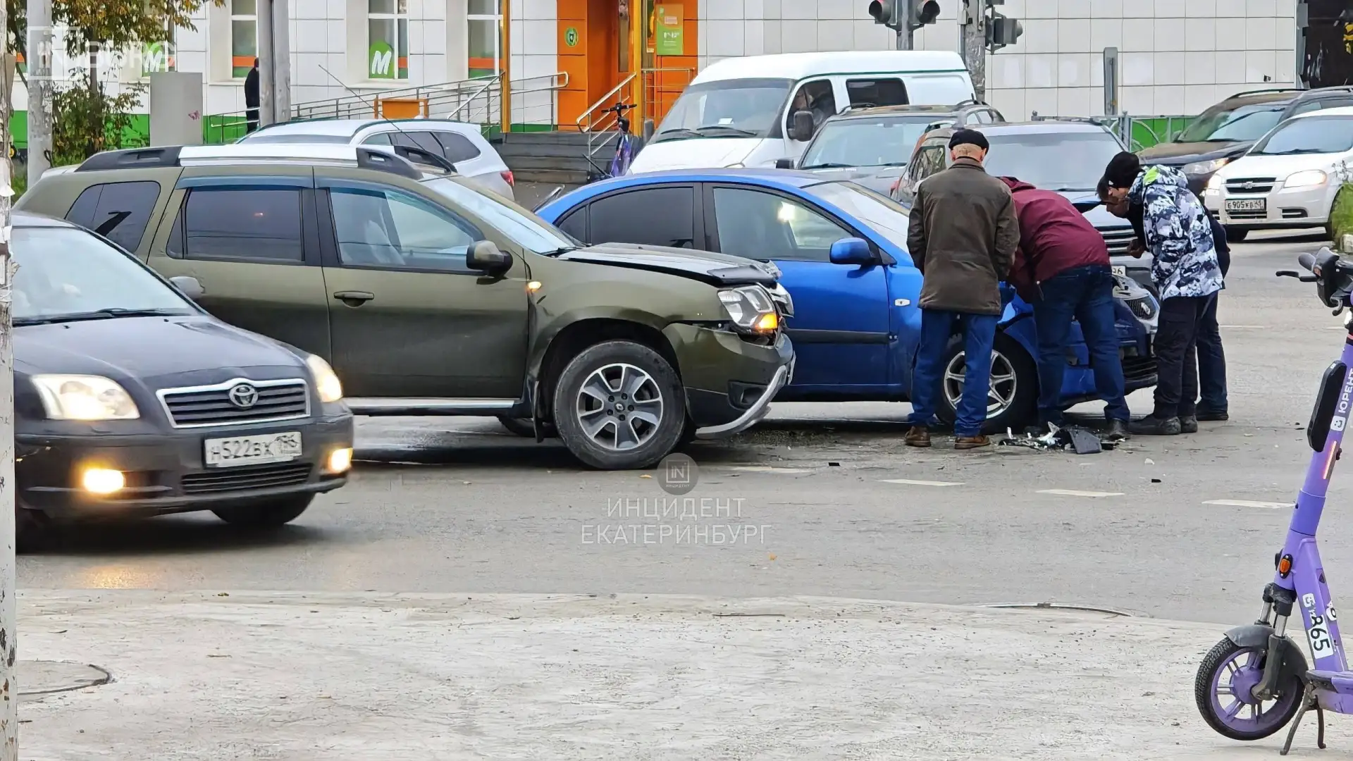 🚘 Две машины столкнулись сегодня утром на проспекте Космонавтов недалеко от ТРЦ «Veer ...