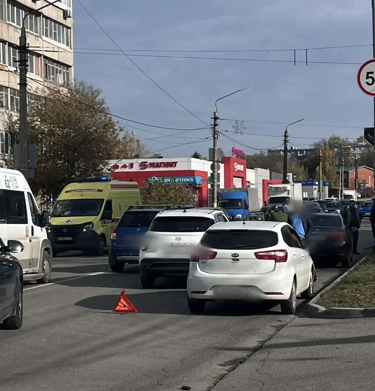 На улице Декабристов в Туле столкнулись четыре машины. Из-за аварии движение затруднено...