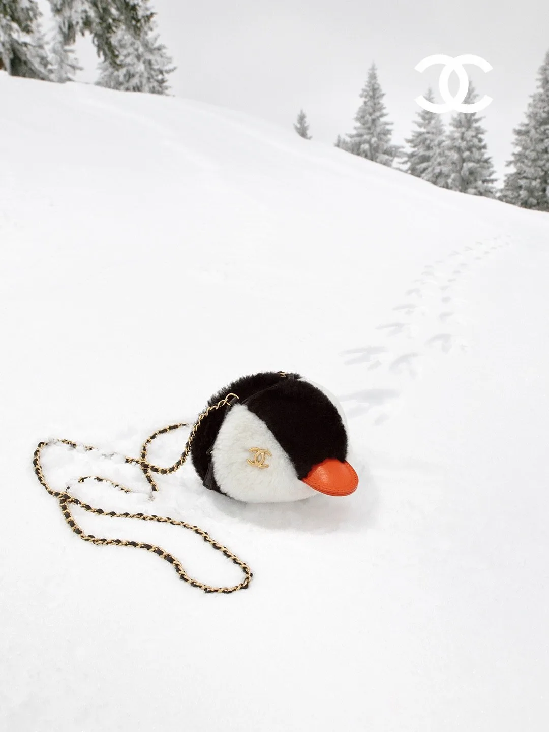 Матье Блази показал свою первую коллекцию Coco Neige для Chanel . Главные герои - пингв...