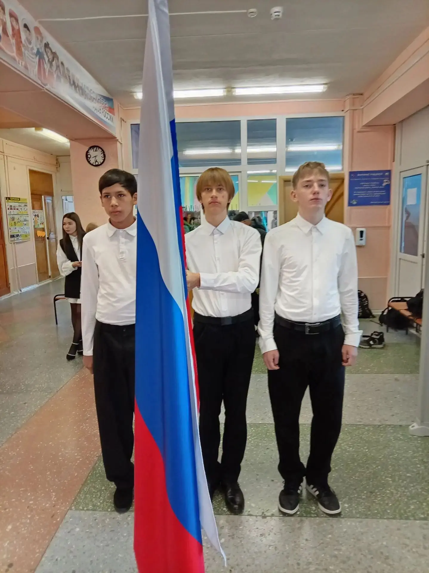 🇷🇺 Старт новой учебной недели: безопасность в цифровом мире! 💻✨