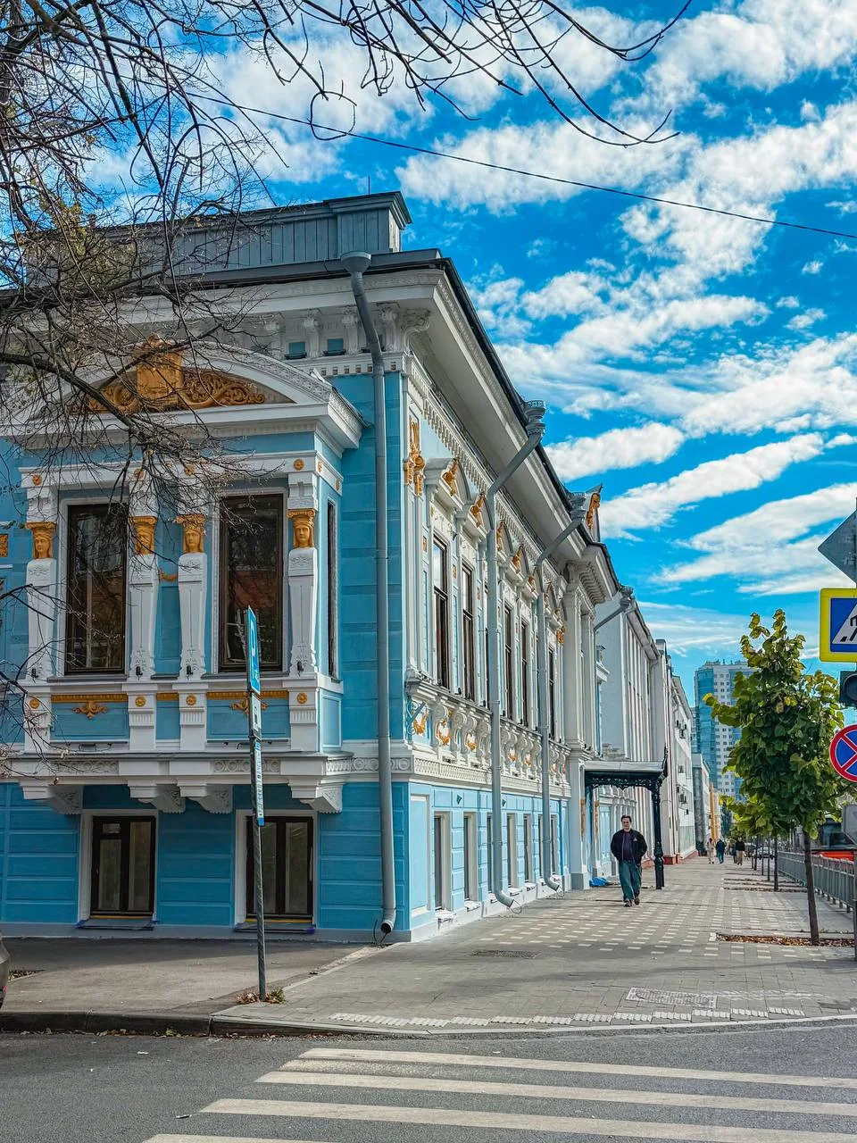 📸 Как же идет Литературному музею голубое октябрьское небо 😍😍😍